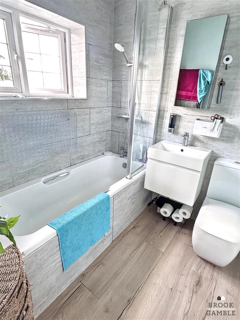 3 Bedroom House - Semi-Detached. Longland Road in Eastbourne, East Sussex 9